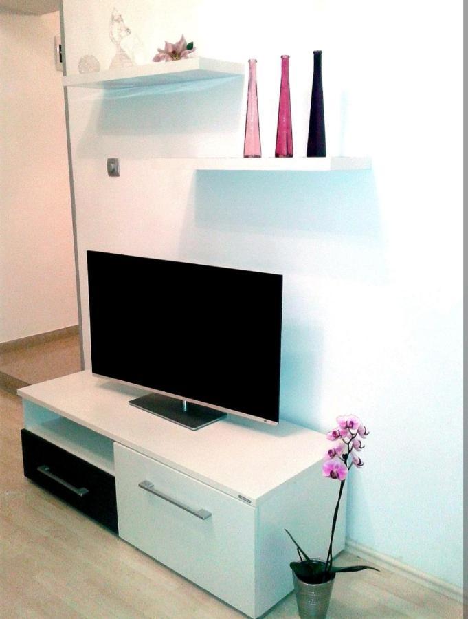 Apartment Ory Near The City Center With Free Parking Pula Exterior foto